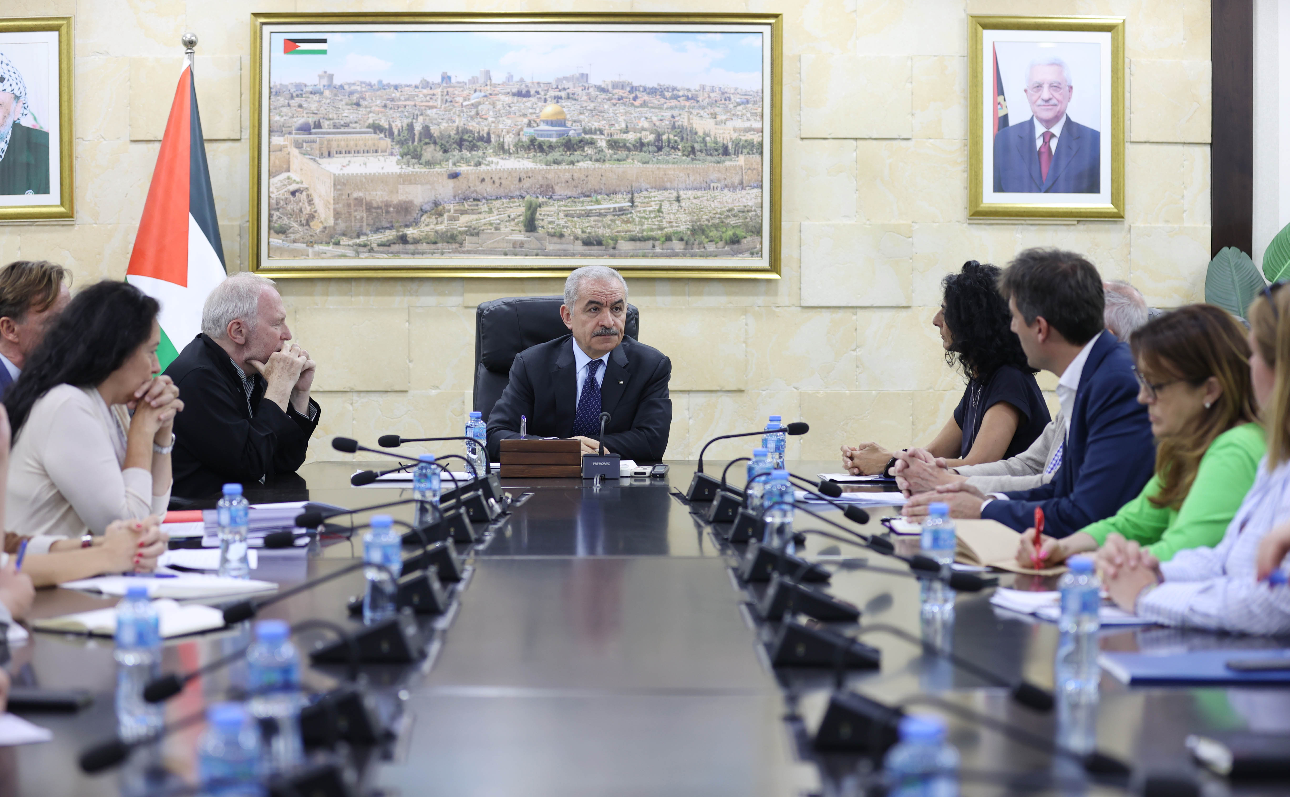 اشتية خلال لقائه وفدا من اللجنة الفرعية لحقوق الإنسان في البرلمان الأوروبي